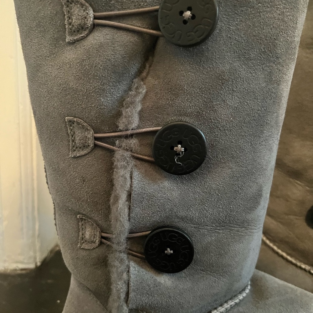 Ugg Bailey Button Triple. - image 3